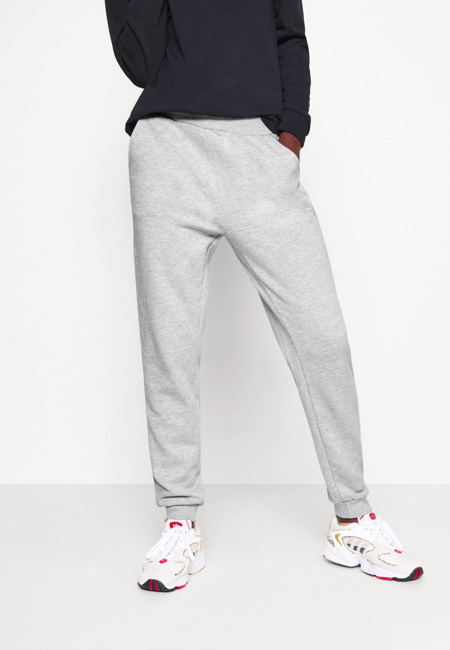 2Pack Regular Fit Joggers - Pantalones Deportivos - Black/Light Grey 3 2Pack Regular Fit Joggers - Pantalones Deportivos - Black/Light Grey - Imagen 3